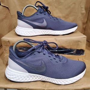 Nike Revolution 5